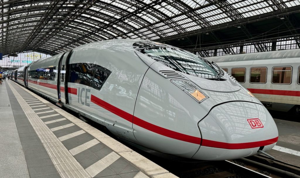 ICE im Bahnhof